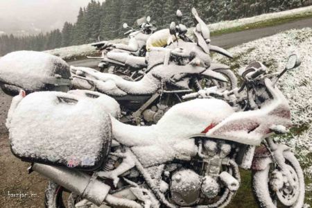 Motorky ve sněhu